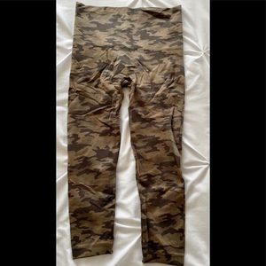 SPANX Look At Me Now Capri Leggings